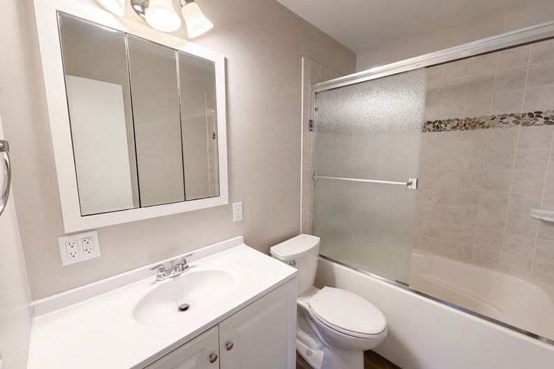 Photo 16 of 28 of 11301 Riveredge Dr, Parma, OH
