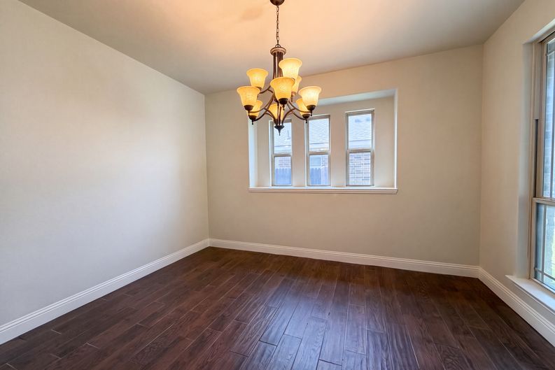 Photo 7 of 22 of 830 Graham Dr, Burleson, TX