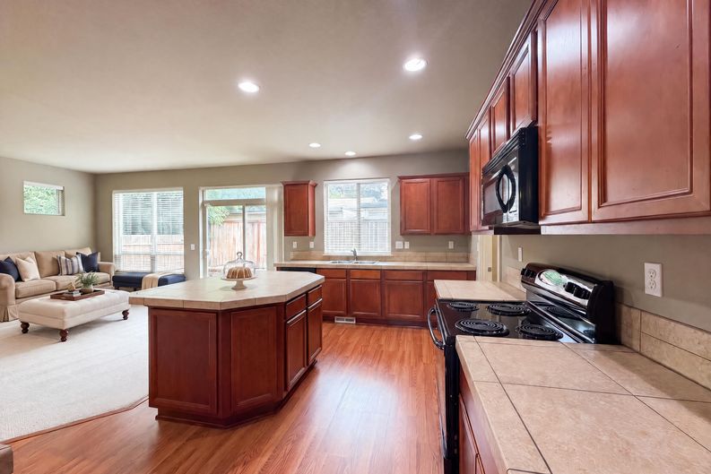 Photo 8 of 23 of 1724 SW Willowview Ter, Beaverton, OR