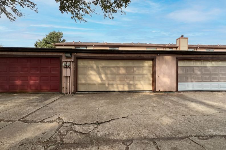 Photo 5 of 16 of 12300 Brookglade Cir, Houston, TX