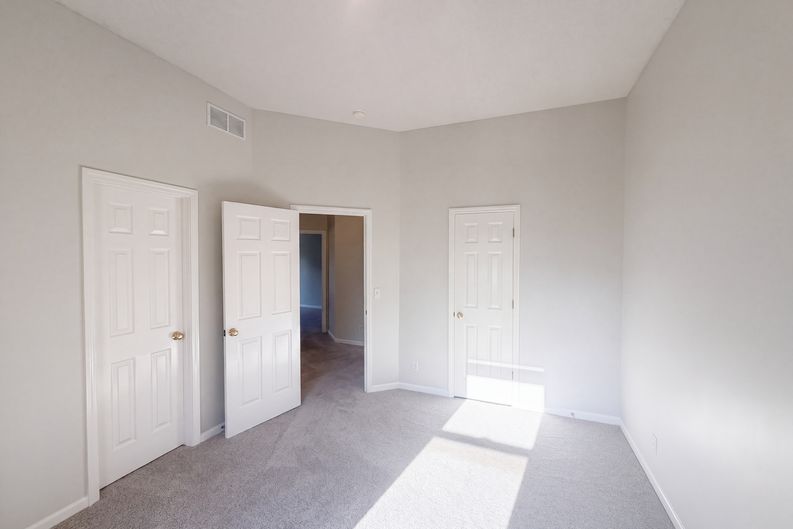 Photo 12 of 25 of 7825 W 143rd Pl, Overland Park, KS