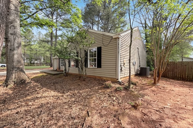 Photo 7 of 31 of 4727 Garden Hills Dr, Stone Mountain, GA