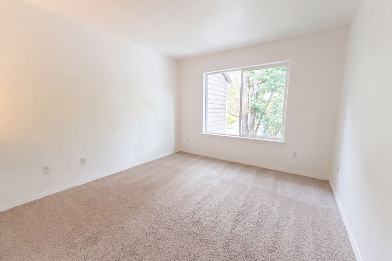 Photo 15 of 26 of 546 NE Knott St, Portland, OR