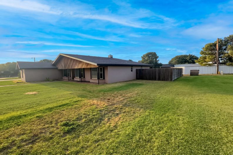 Photo 6 of 18 of 3707 110th St, Lubbock, TX