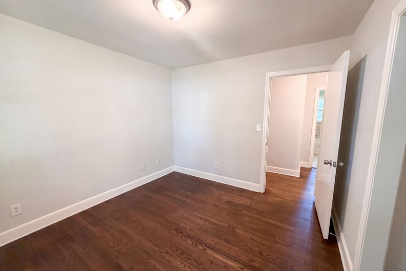 Photo 13 of 23 of 927 Greenlawn Dr, Columbia, SC