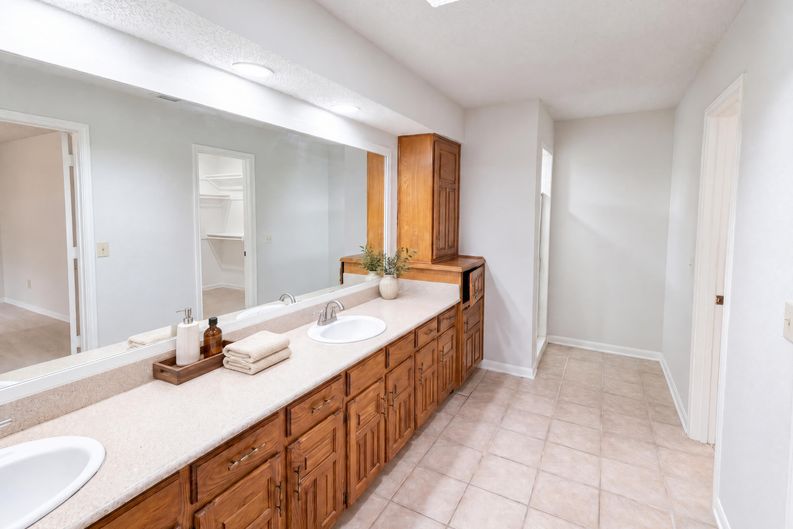 Photo 14 of 17 of 1604 Danube Ln, Plano, TX