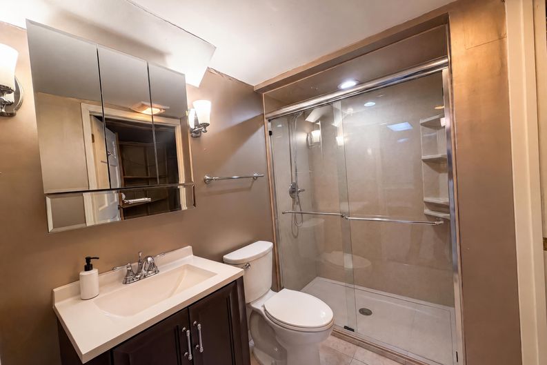 Photo 17 of 27 of 6916 N Overland Dr, Kansas City, MO