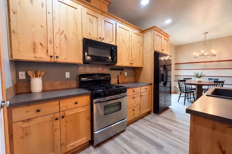 Photo 8 of 25 of 146 NE American Dr, McMinnville, OR