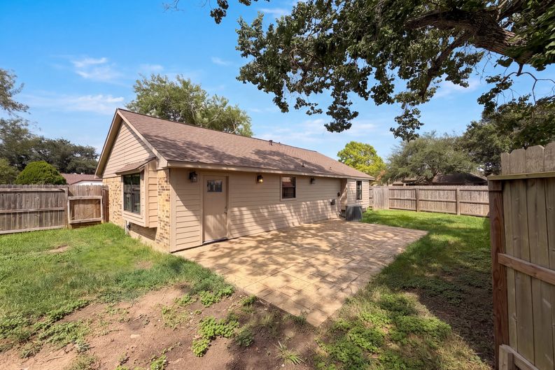 Photo 5 of 18 of 10942 Collingswood Dr, La Porte, TX