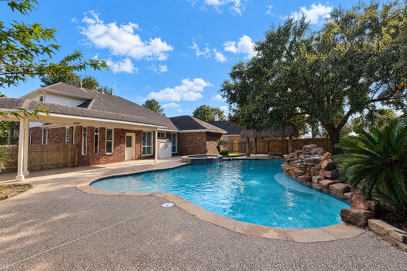 Photo 30 of 32 of 7927 High Knoll Ln, Houston, TX
