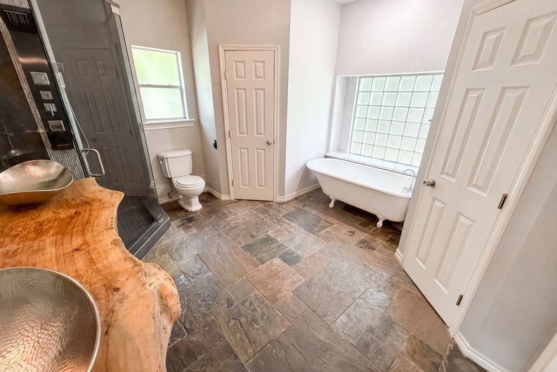 Photo 13 of 19 of 7934 Round Rock Dr, Houston, TX