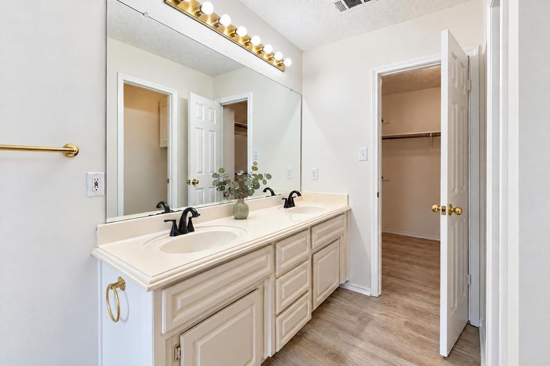 Photo 10 of 21 of 1423 New Haven Dr, Mansfield, TX