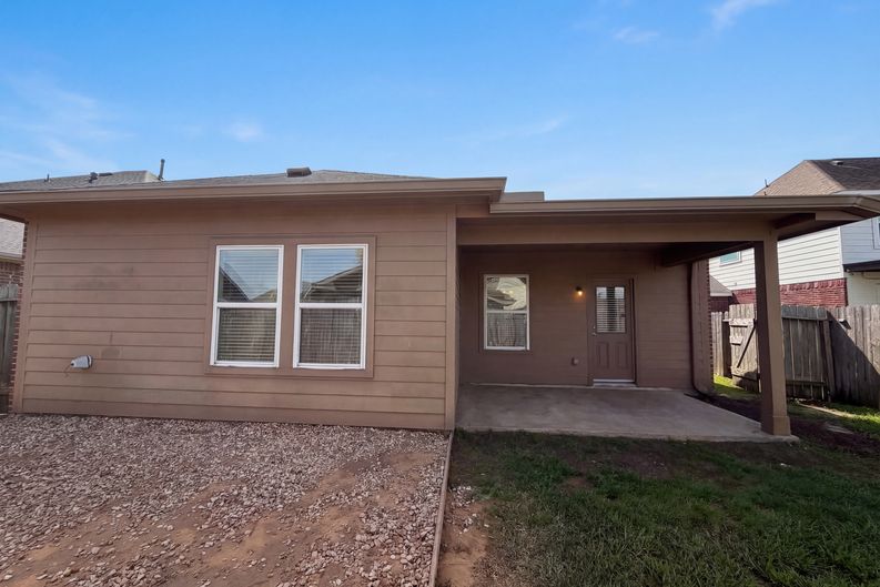 Photo 5 of 23 of 1038 Cash St, Alvin, TX