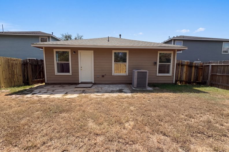 Photo 5 of 23 of 7435 Kennemer Dr, Humble, TX