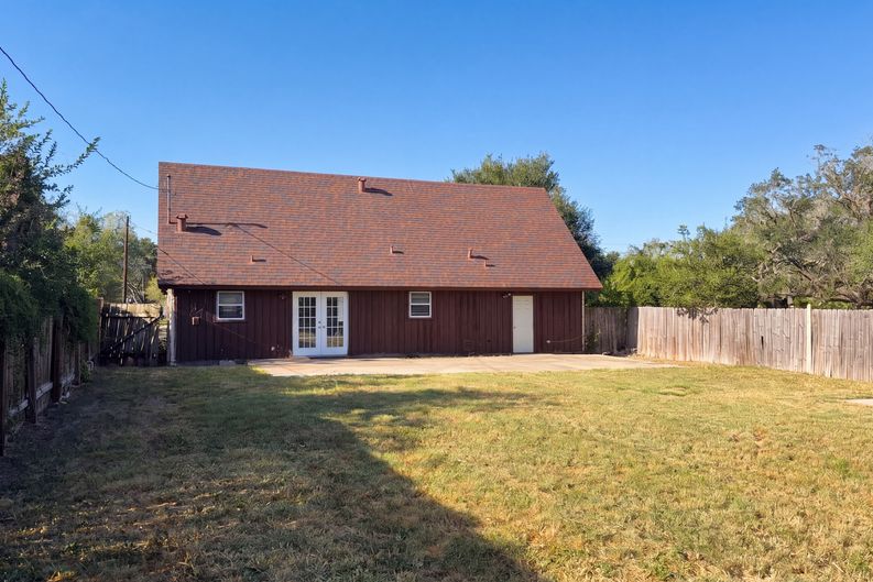 Photo 5 of 27 of 736 W Borden St, Sinton, TX