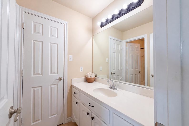Photo 20 of 29 of 409 Lone Oak Ct, Kennedale, TX