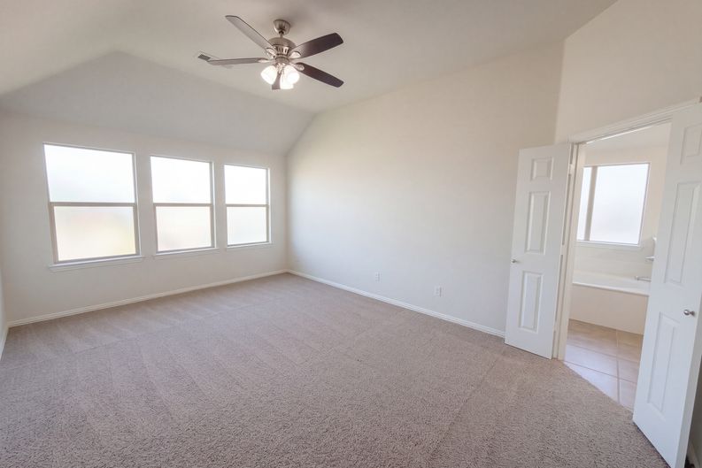 Photo 4 of 32 of 2030 Uvalde Dr, Forney, TX