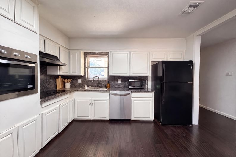 Photo 6 of 24 of 725 Ridgecrest Dr, Irving, TX