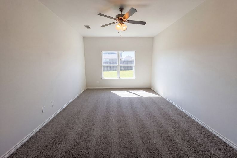 Photo 14 of 21 of 1713 Blue Jay Dr, Ennis, TX