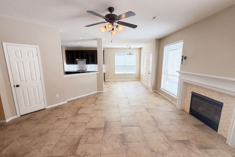 Photo 7 of 25 of 19401 Atasca Oaks Dr, Humble, TX