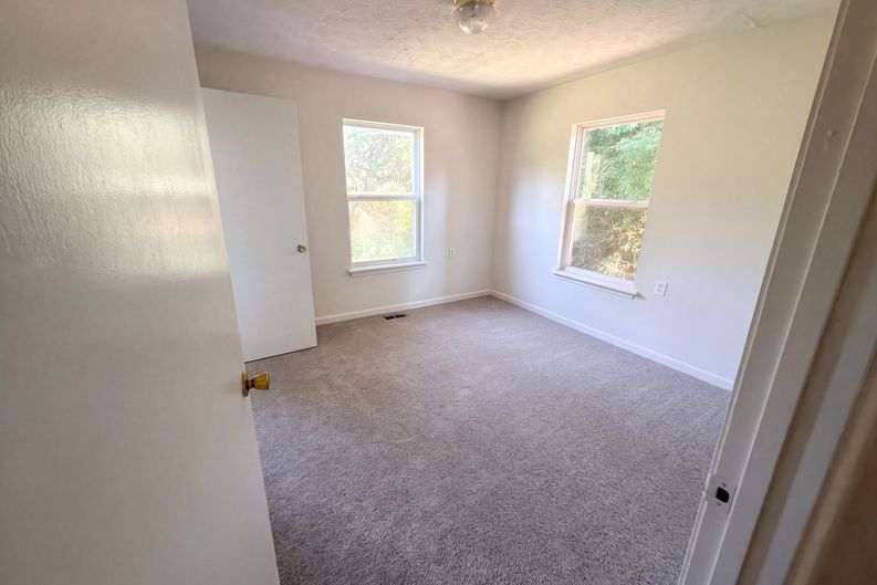 Photo 4 of 14 of 1668 Oak Knoll Cir SE, Atlanta, GA
