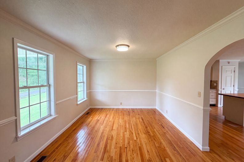 Photo 6 of 37 of 3146 Lora Dr, Maryville, TN