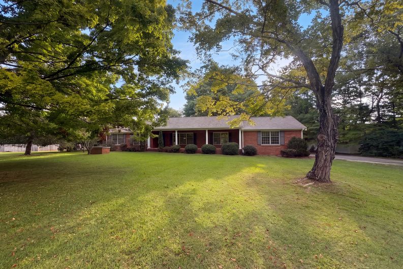Photo 17 of 20 of 3828 Waterview Rd, High Point, NC