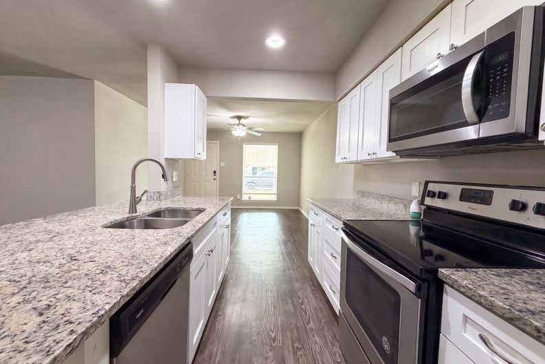 Photo 5 of 20 of 330 E Coral Way, Grand Prairie, TX