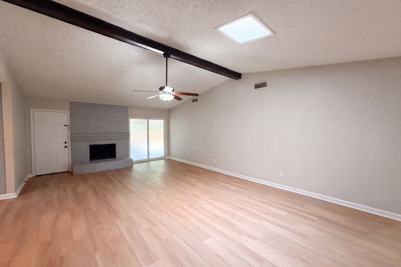 Photo 5 of 17 of 922 Meadowdale Cir, Garland, TX