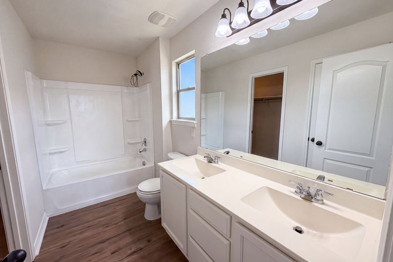 Photo 12 of 21 of 2100 Brandywine Dr, New Braunfels, TX