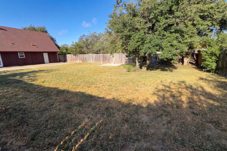 Photo 25 of 27 of 736 W Borden St, Sinton, TX
