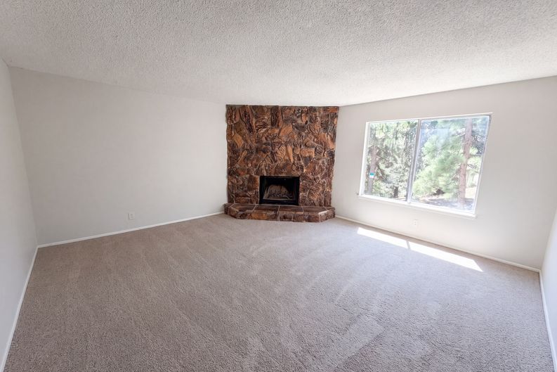 Photo 7 of 37 of 22360 Briarwood Ln, Crestline, CA