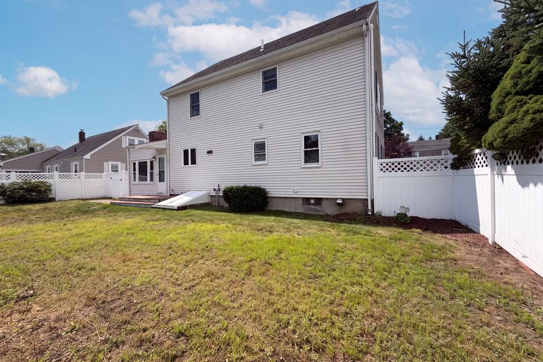 Photo 29 of 37 of 4 MacArthur Cir, Peabody, MA