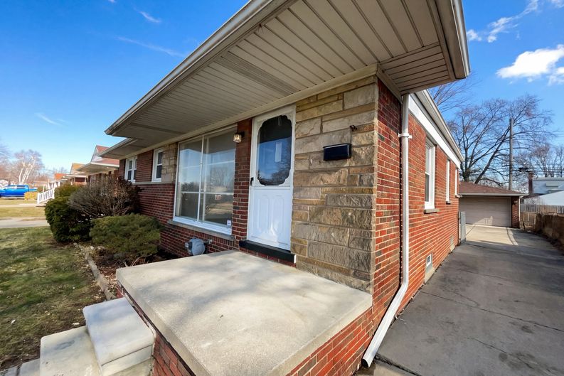 Photo 7 of 19 of 29212 Ursuline St, Saint Clair Shores, MI