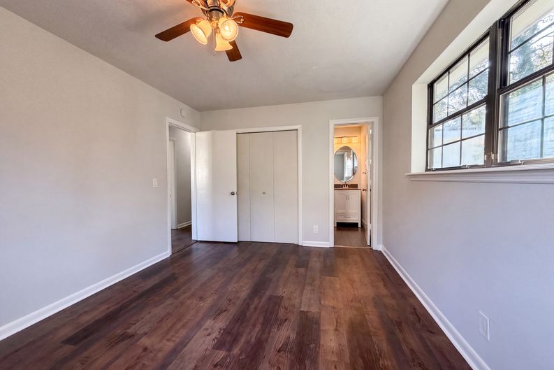 Photo 5 of 22 of 4040 Sierra Madre Dr S, Jacksonville, FL