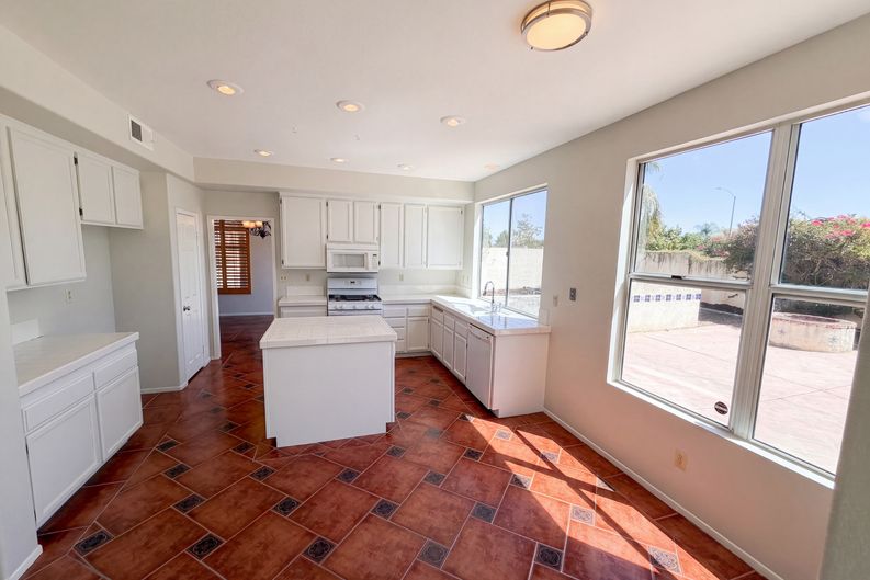Photo 3 of 25 of 8932 Mesa Oak Dr, Riverside, CA