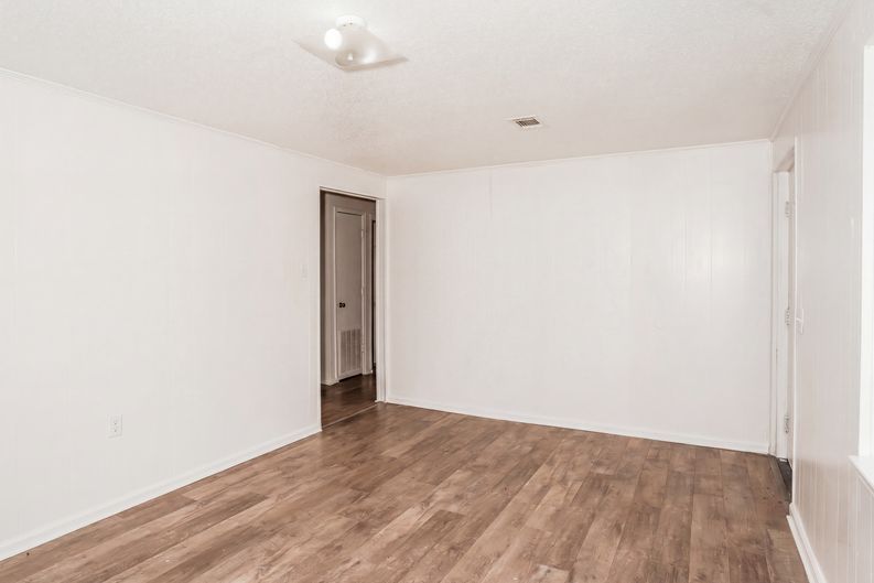 Photo 11 of 41 of 733 Sutton St, Jesup, GA