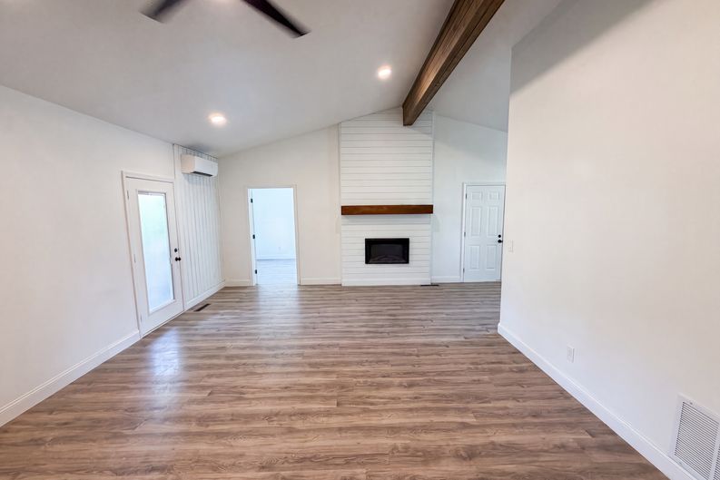 Photo 3 of 15 of 932 Lincoln Dr, Circleville, OH