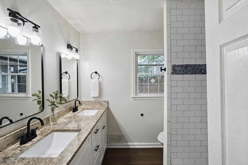 Photo 15 of 21 of 1410 Graymont Dr SW, Atlanta, GA