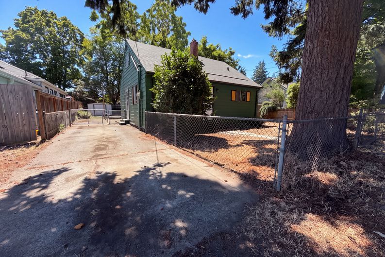 Photo 18 of 22 of 5926 SE Lexington St, Portland, OR