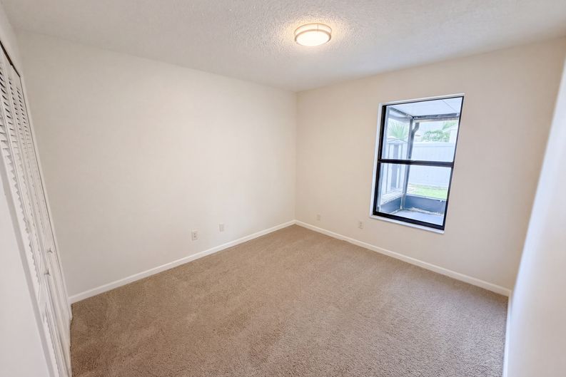 Photo 16 of 25 of 10033 Creekwater Blvd, Orlando, FL