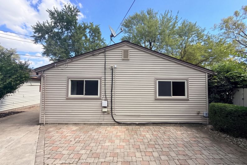 Photo 5 of 17 of 16108 Ziegler St, Taylor, MI
