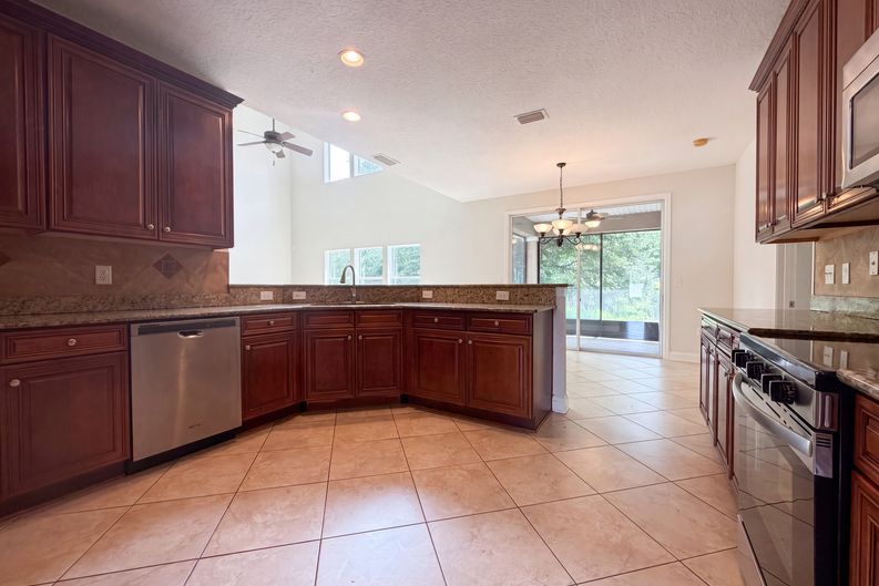 Photo 11 of 32 of 8331 Golden Bamboo Dr, Jacksonville, FL