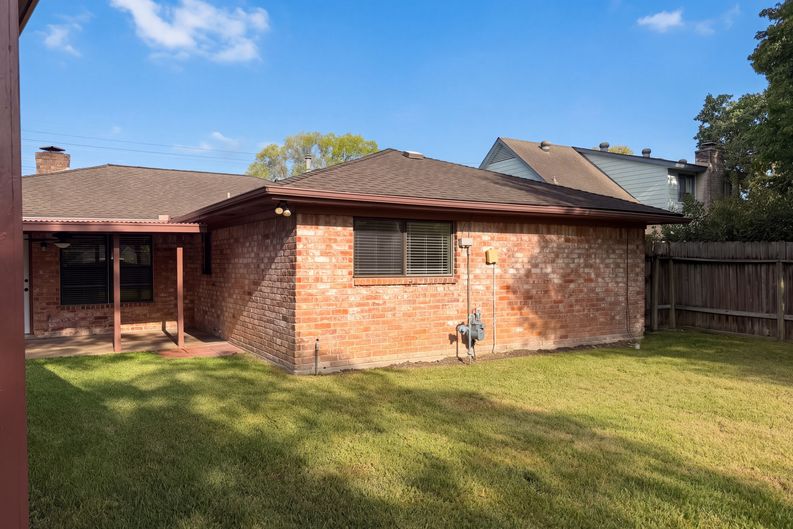 Photo 5 of 29 of 11819 Amblewood Dr, Meadows Place, TX