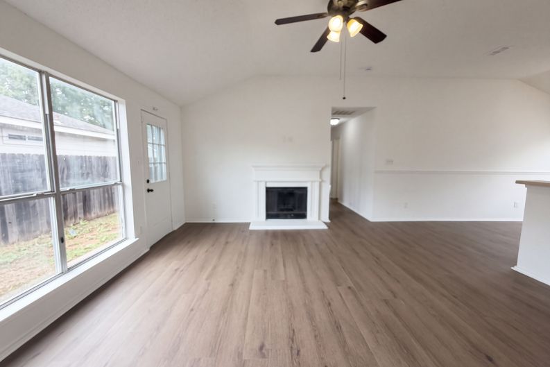 Photo 3 of 31 of 1033 Olivewood Ln, Fort Worth, TX