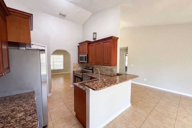 Photo 14 of 29 of 17802 Jefferson St, Oakland, FL