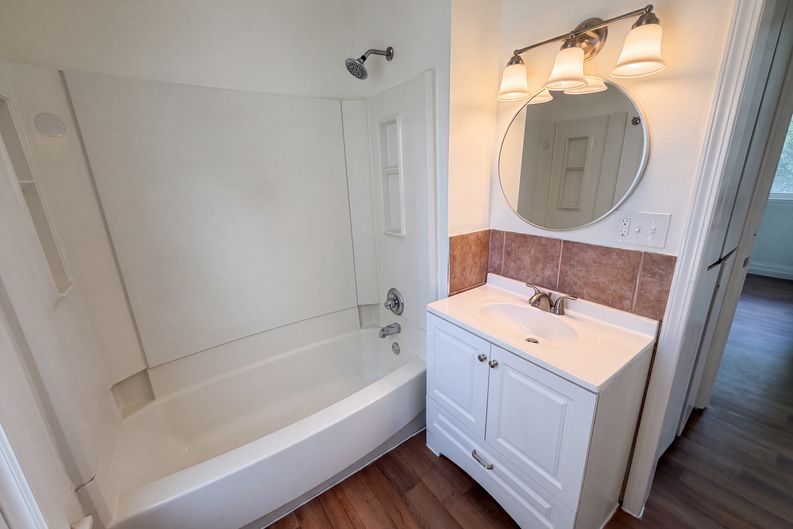 Photo 7 of 17 of 21420 Jefferson St, Farmington Hills, MI