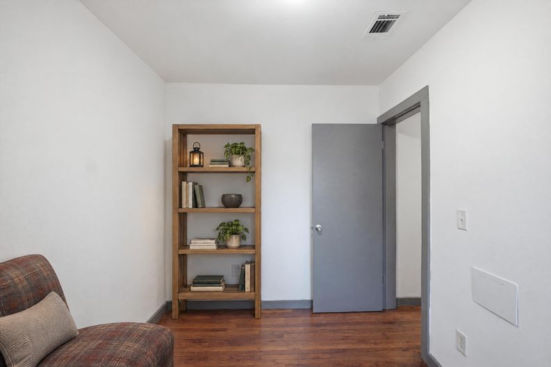 Photo 12 of 17 of 561 Formwalt St SW, Atlanta, GA