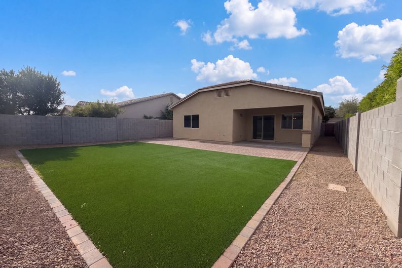 Photo 5 of 18 of 810 W Whistling Thorn Ave, San Tan Valley, AZ