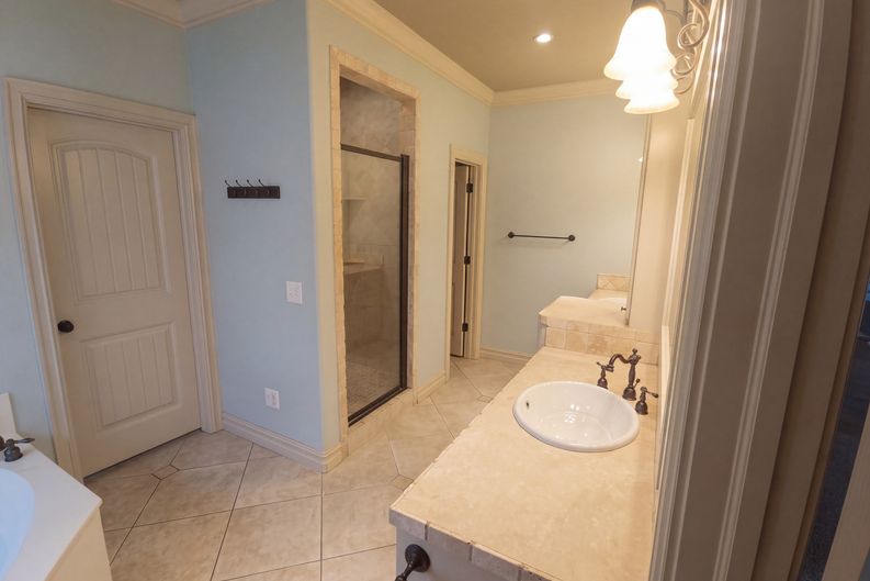 Photo 13 of 18 of 3908 N Pine Ave, Broken Arrow, OK